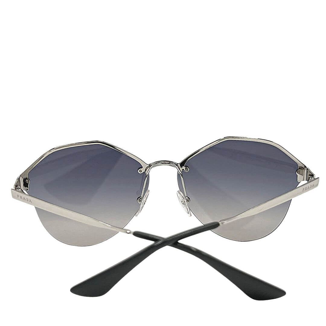 Foto occhiali da sole Prada con lenti trasparenti grigio. Accessori di lusso usati.